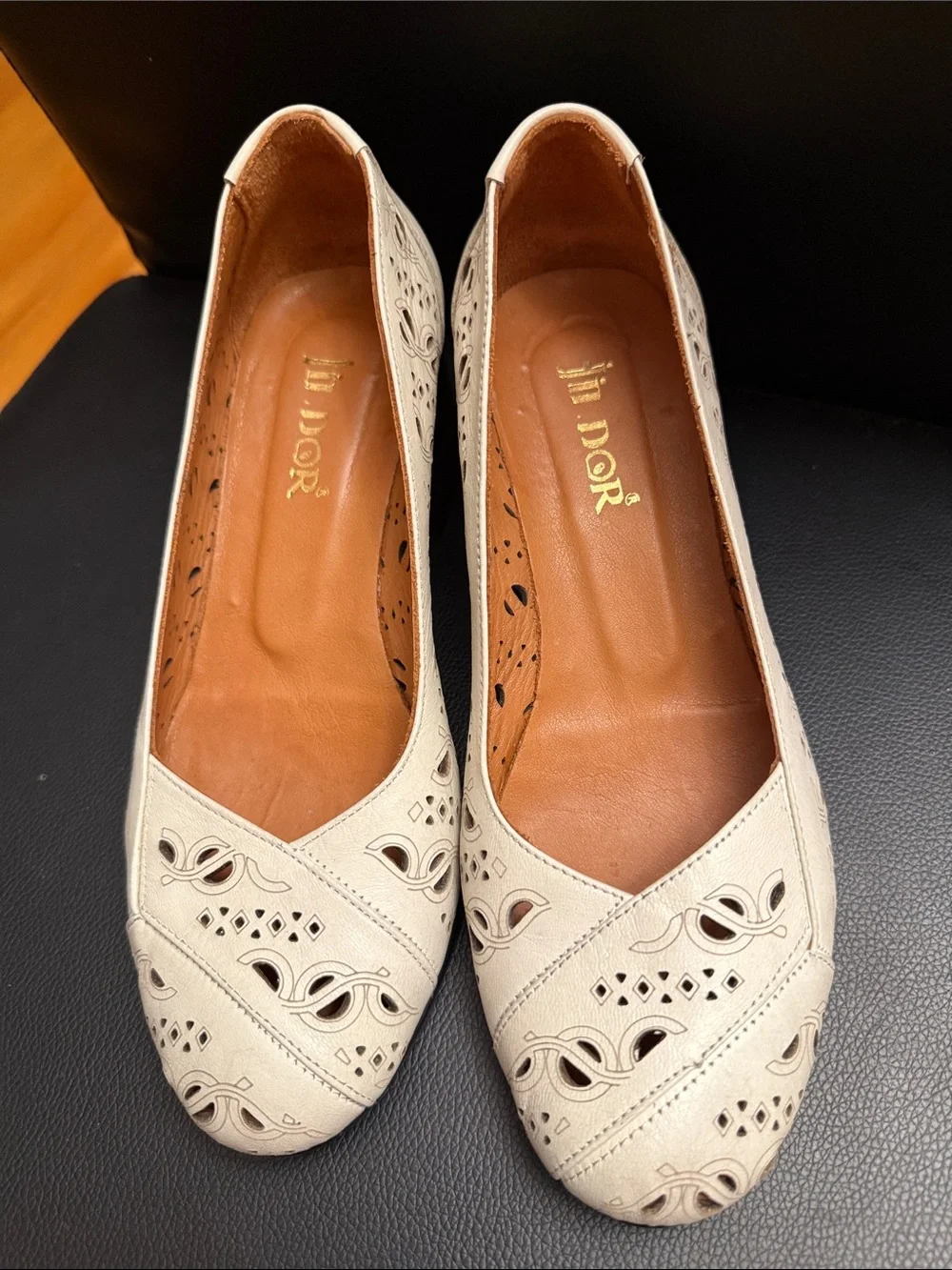 Women’s leather perforated shoes